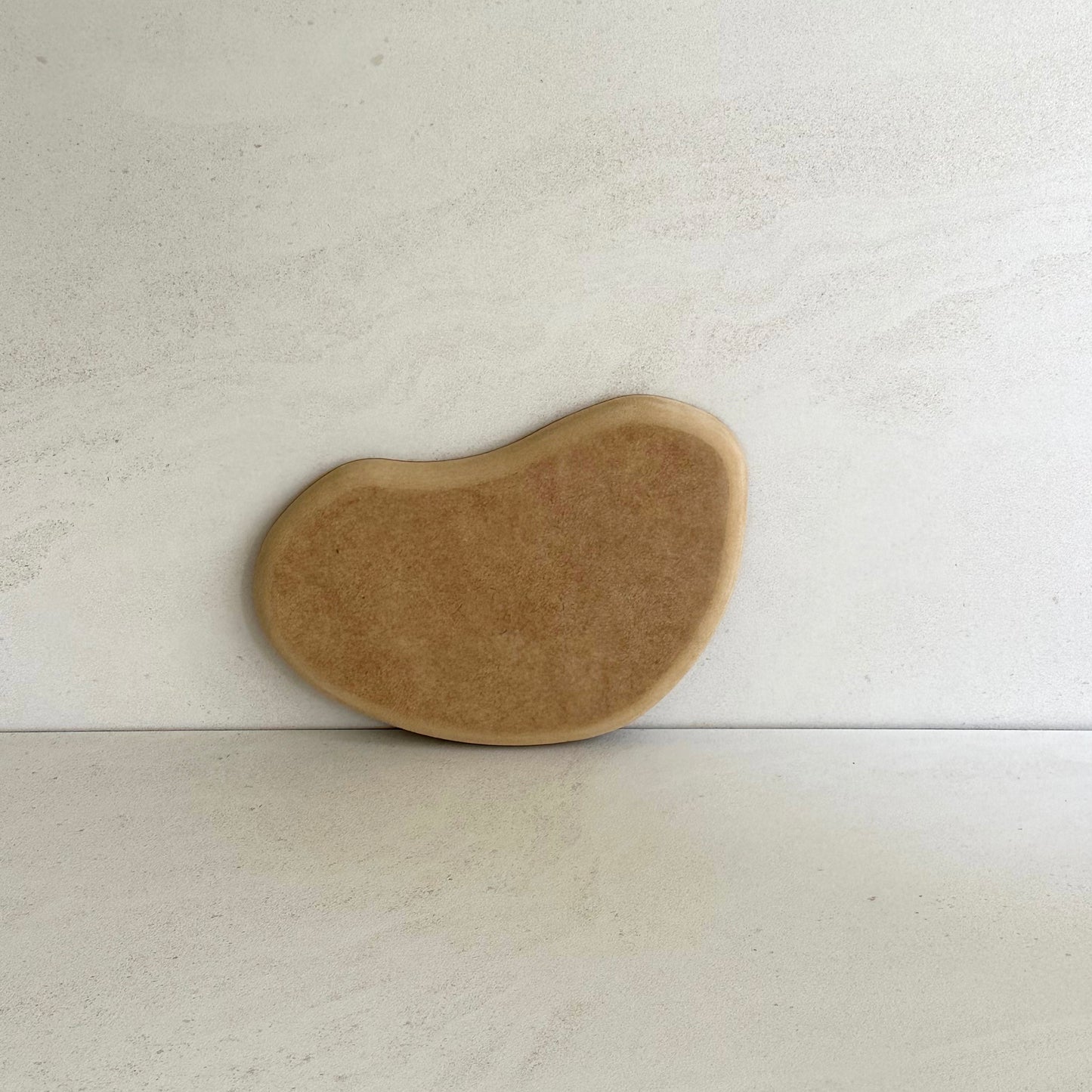 Bean-shaped pottery form drape mould with soft roundover edge. Available in two sizes.