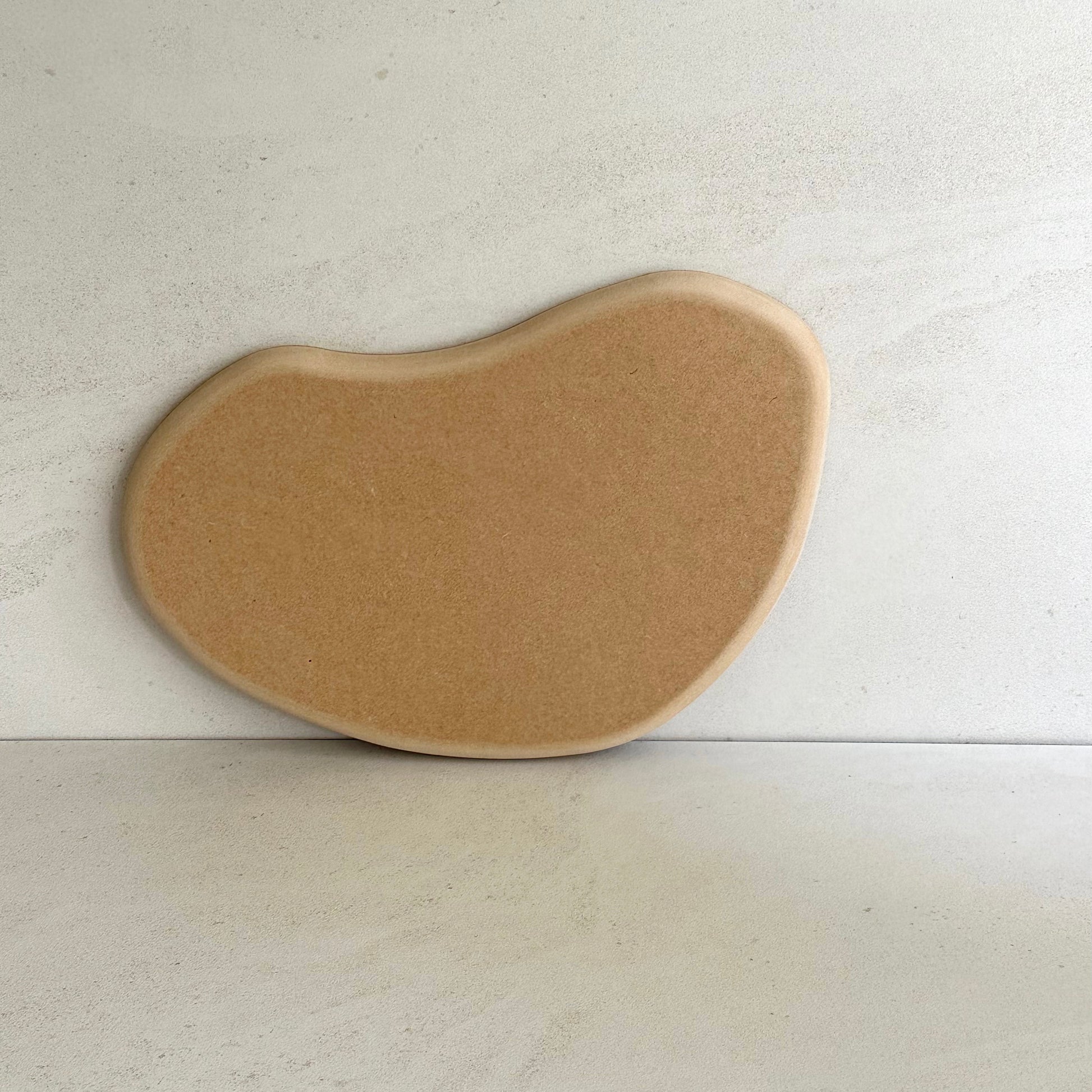 Bean-shaped pottery form drape mould with soft roundover edge. Available in two sizes.
